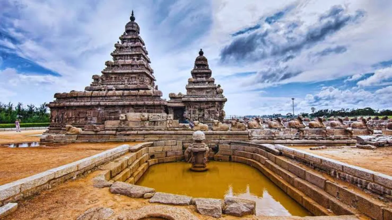 Mahabalipuram street or temple scene