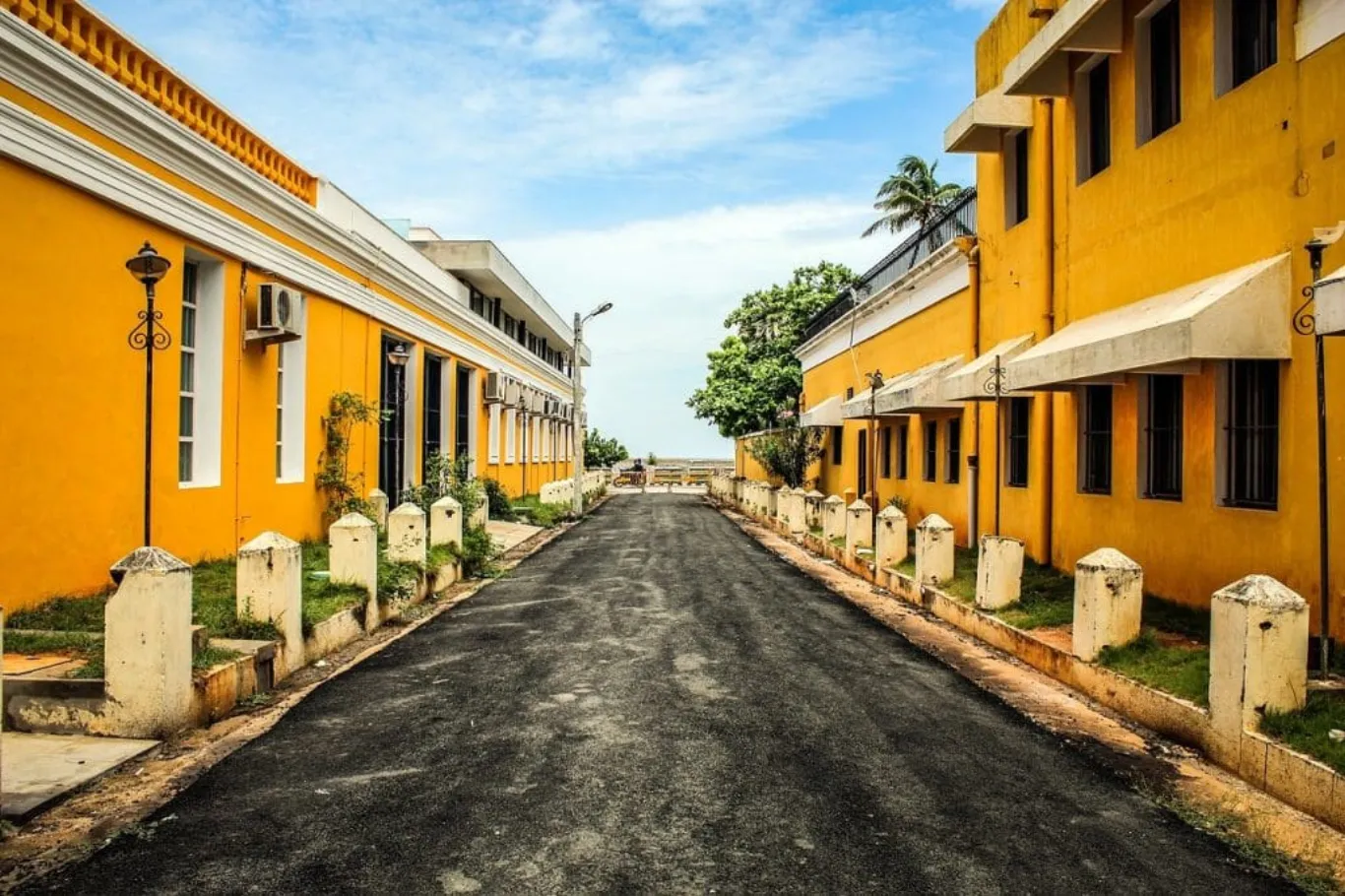 Pondicherry street or temple scene